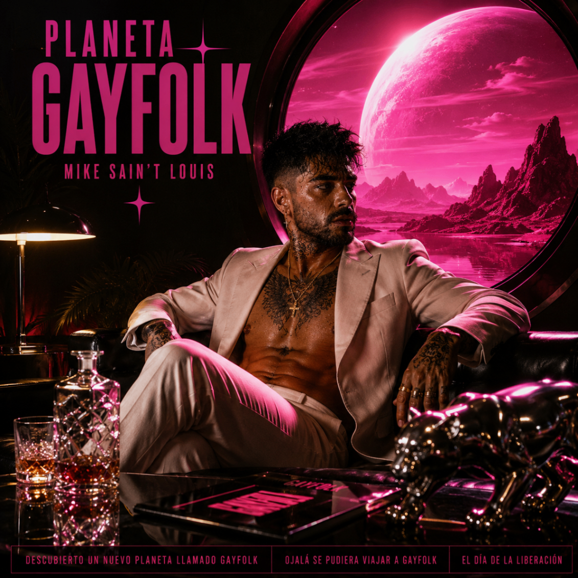Mike Sain't Louis con traje crema en un salón con ventanal circular a un planeta rosa y pantera dorada — cartel oficial PLANETA GAYFOLK MIKE SAIN'T LOUIS con los tres títulos de la trilogía.