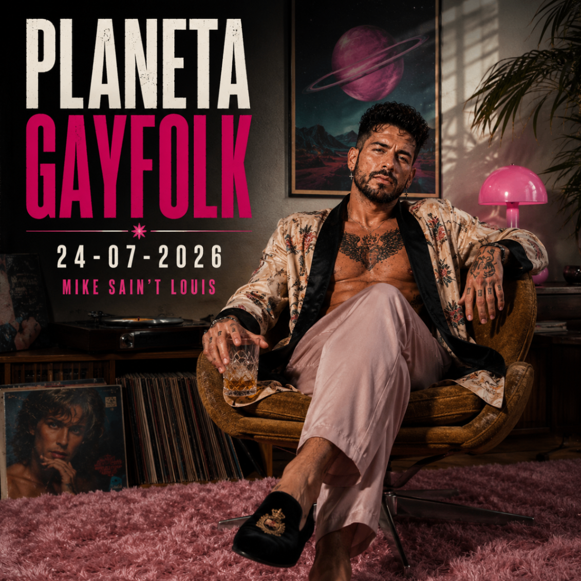 Mike Sain't Louis sentado en un salón vintage con vinilos, lámpara rosa y cuadro planetario — cartel oficial PLANETA GAYFOLK 24.07.2026.