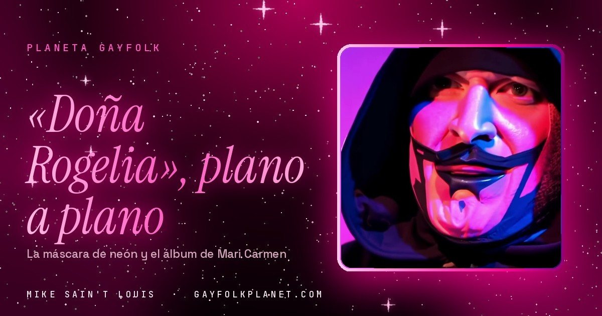 Fotograma del videoclip de «Doña Rogelia»: una figura con capucha y máscara rosa de anciana, iluminada con luz de neón magenta y azul