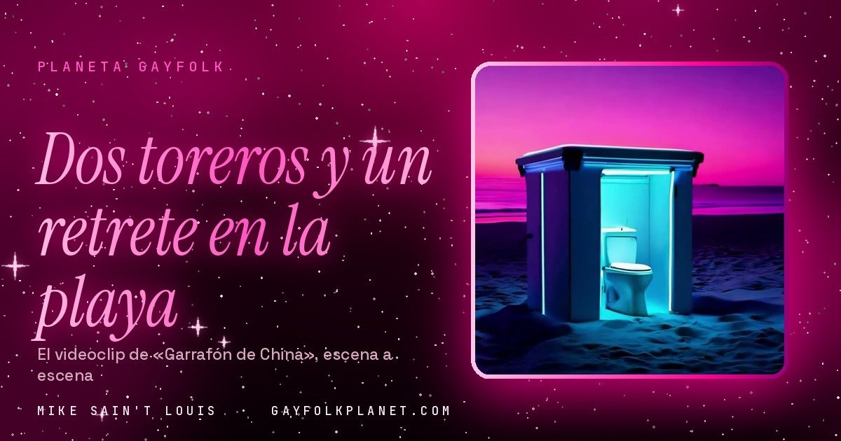 Fotograma del videoclip de «Garrafón de China»: un retrete portátil con la puerta abierta, iluminado por dentro en azul, solo en una playa al anochecer bajo un cielo morado