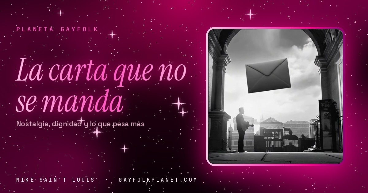 Fotograma en blanco y negro del videoclip de «La última carta», de Mike Sain't Louis: un sobre suspendido en el aire bajo unos soportales, en la portada de «La carta que no se manda»