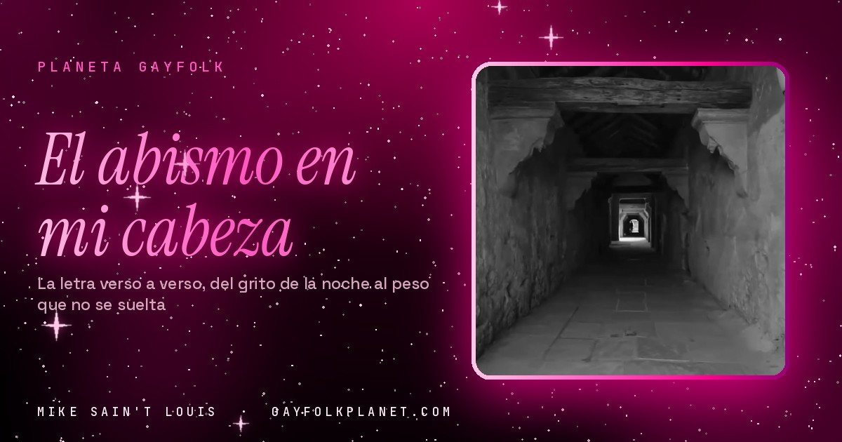 Fotograma de «El abismo en mi cabeza» en blanco y negro: un pasadizo estrecho de piedra con vigas de madera y, al fondo, una puerta pequeña iluminada
