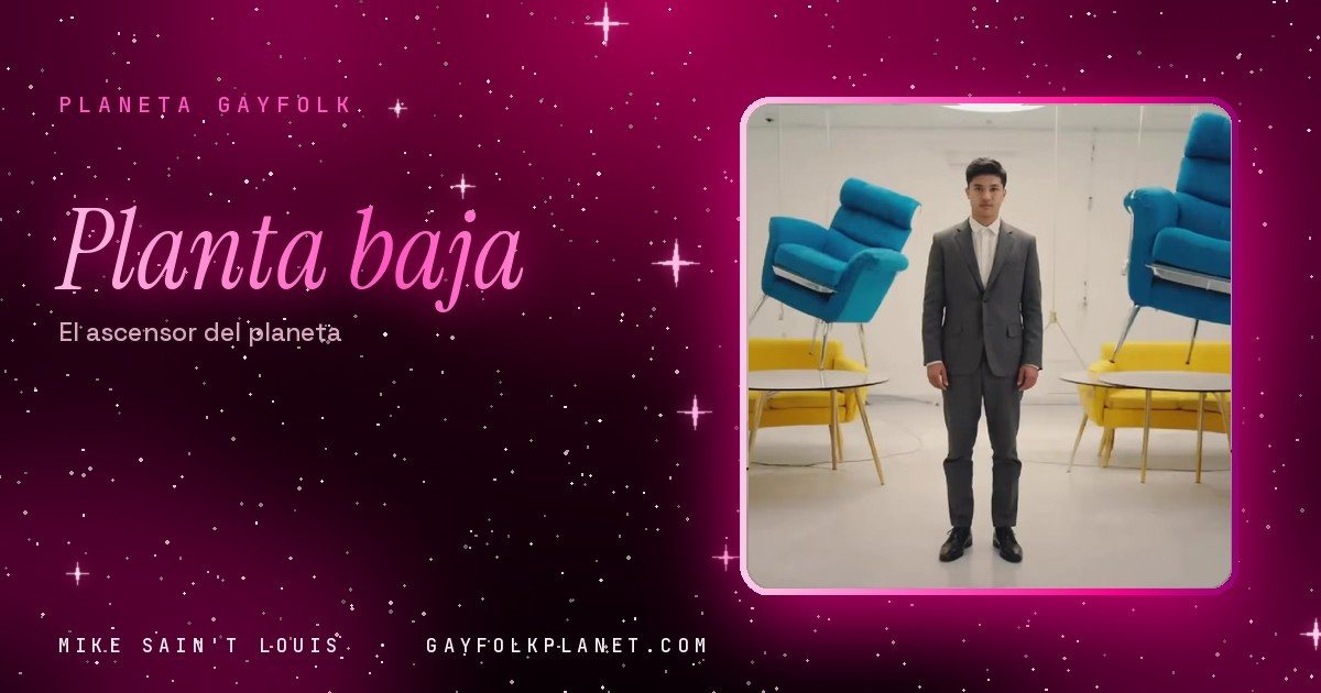 Fotograma del videoclip de «Antisocial», de Mike Sain't Louis: un hombre con traje gris espera de pie, muy serio, en una sala blanca entre sofás amarillos y dos sillones azules que flotan en el aire, en la portada de «Planta baja»