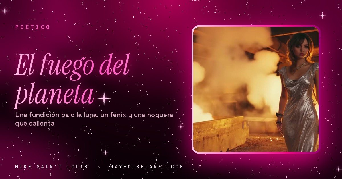 Fotograma de «Al fuego»: una mujer con vestido largo plateado camina por una fundición antigua entre nubes de humo y llamaradas naranjas que salen de los hornos