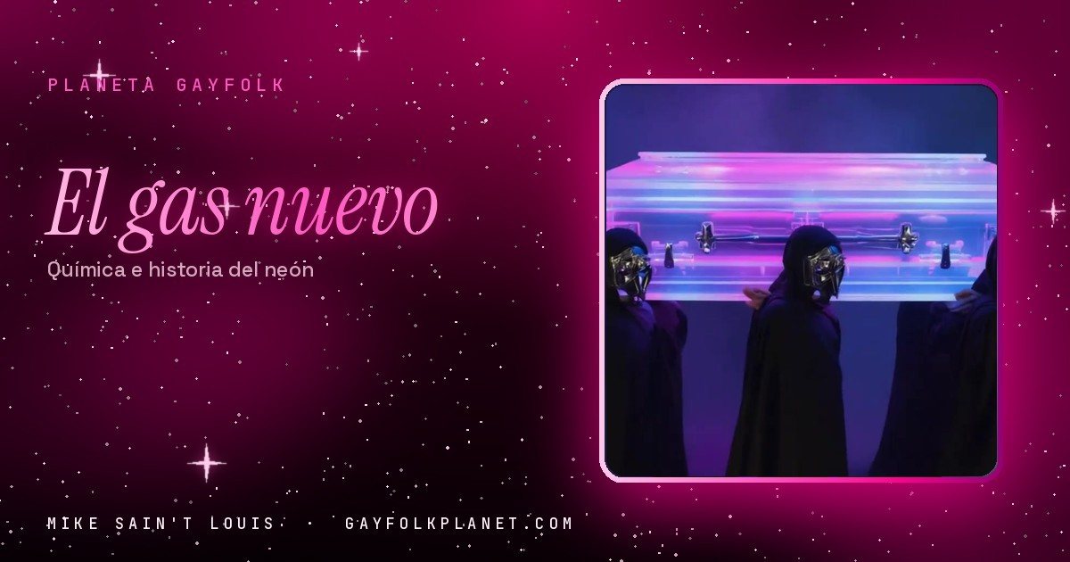 Fotograma del videoclip de «Ataúd de neón»: figuras encapuchadas con máscaras de pico cargan un ataúd luminoso de tonos rosa y azul en la niebla