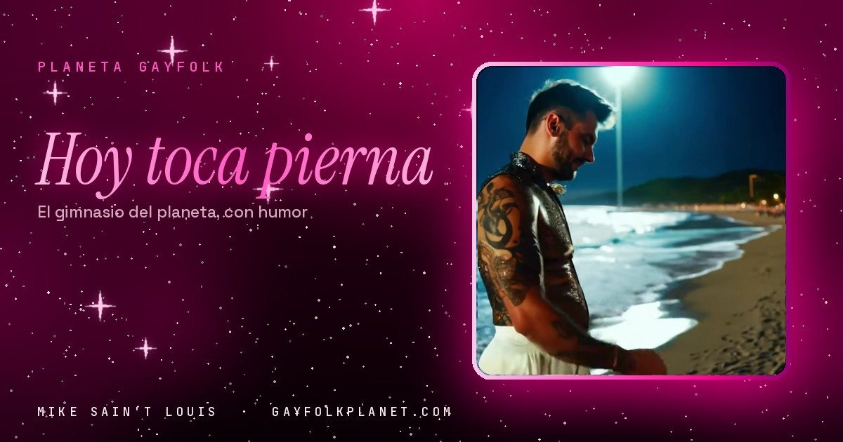 Fotograma del videoclip de «El espejo de enfrente», de Mike Sain't Louis: un hombre con el torso desnudo y tatuajes en el brazo camina de noche por la orilla de una playa iluminada por farolas, en la portada de «Hoy toca pierna»