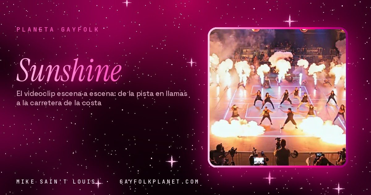 Fotograma de «Sunshine»: decenas de bailarines en formación sobre una pista iluminada, con columnas de fuego blanco a los lados y público en las gradas