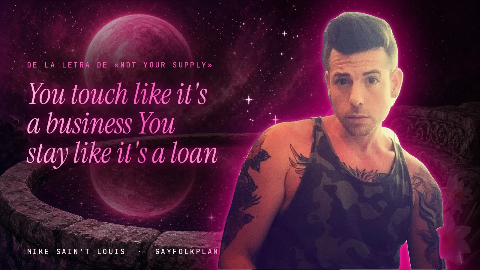 Mike Sain't Louis junto a una fuente que refleja un planeta magenta, con el verso «You touch like it's a business You stay like it's a loan» de «Not Your Supply»