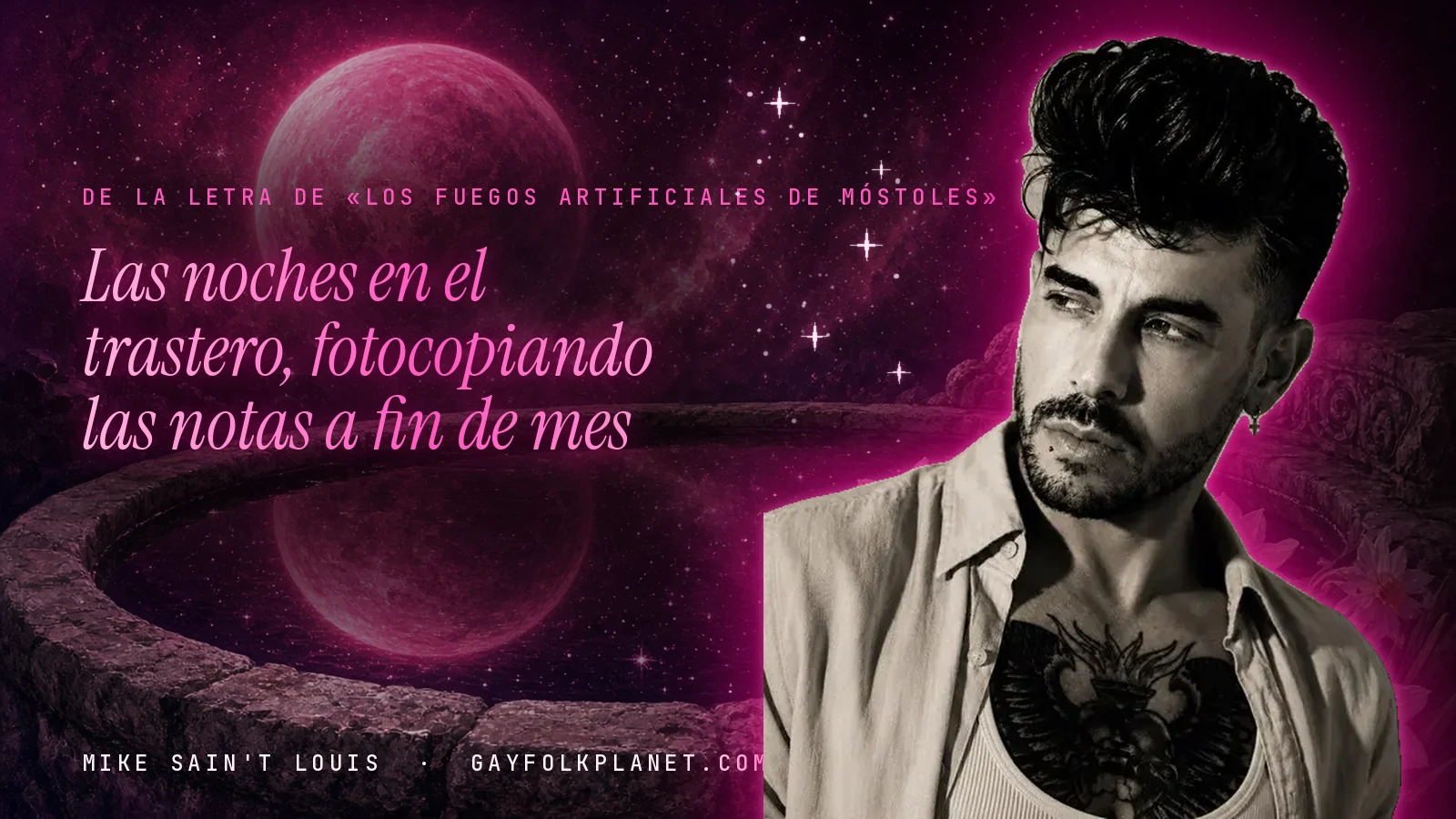 Mike Sain't Louis junto a una fuente que refleja un planeta magenta, con el verso «Las noches en el trastero, fotocopiando las notas a fin de mes» de «Los fuegos artificiales de Móstoles»