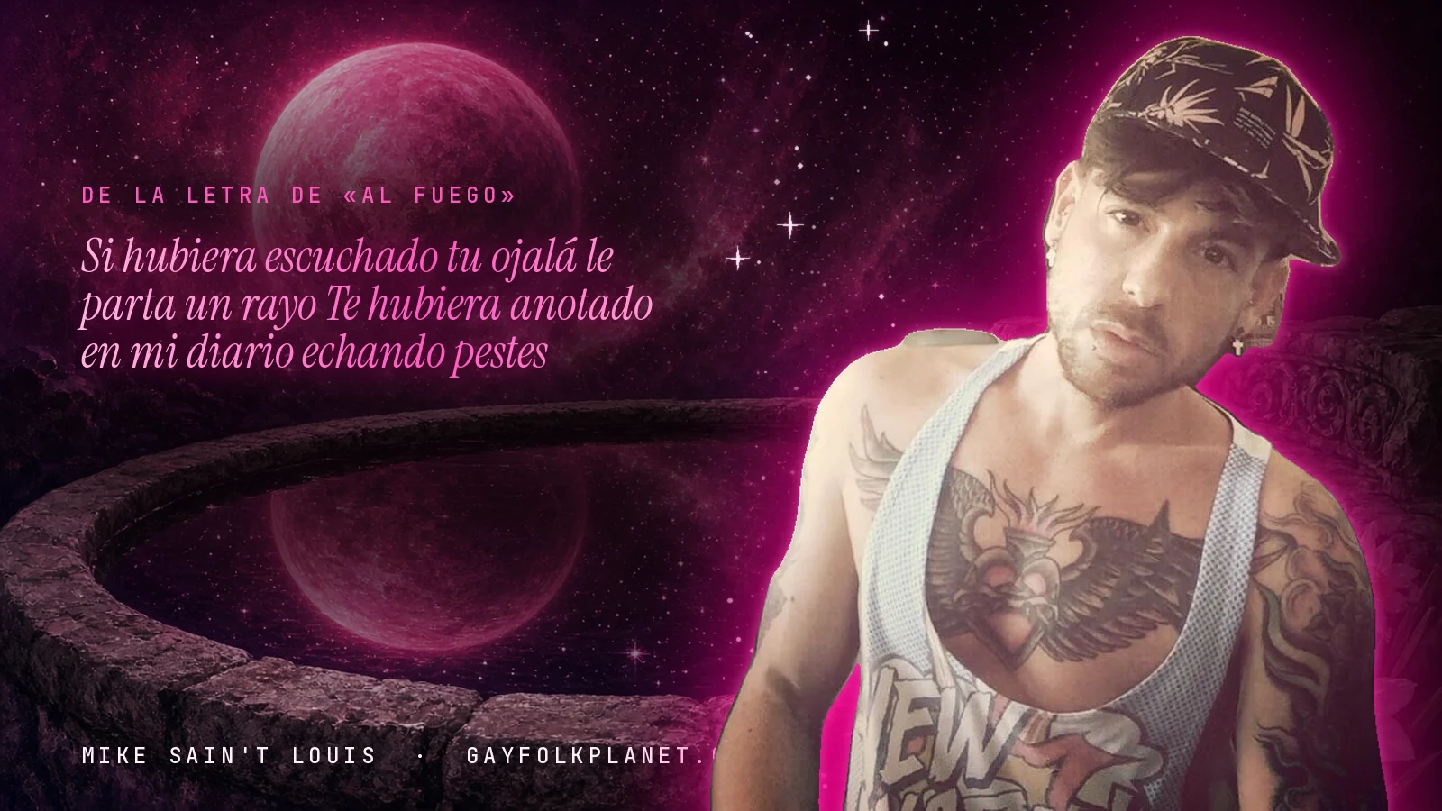 Mike Sain't Louis junto a una fuente que refleja un planeta magenta, con el verso «Si hubiera escuchado tu ojalá le parta un rayo Te hubiera anotado en mi diario echando pestes» de «Al fuego»