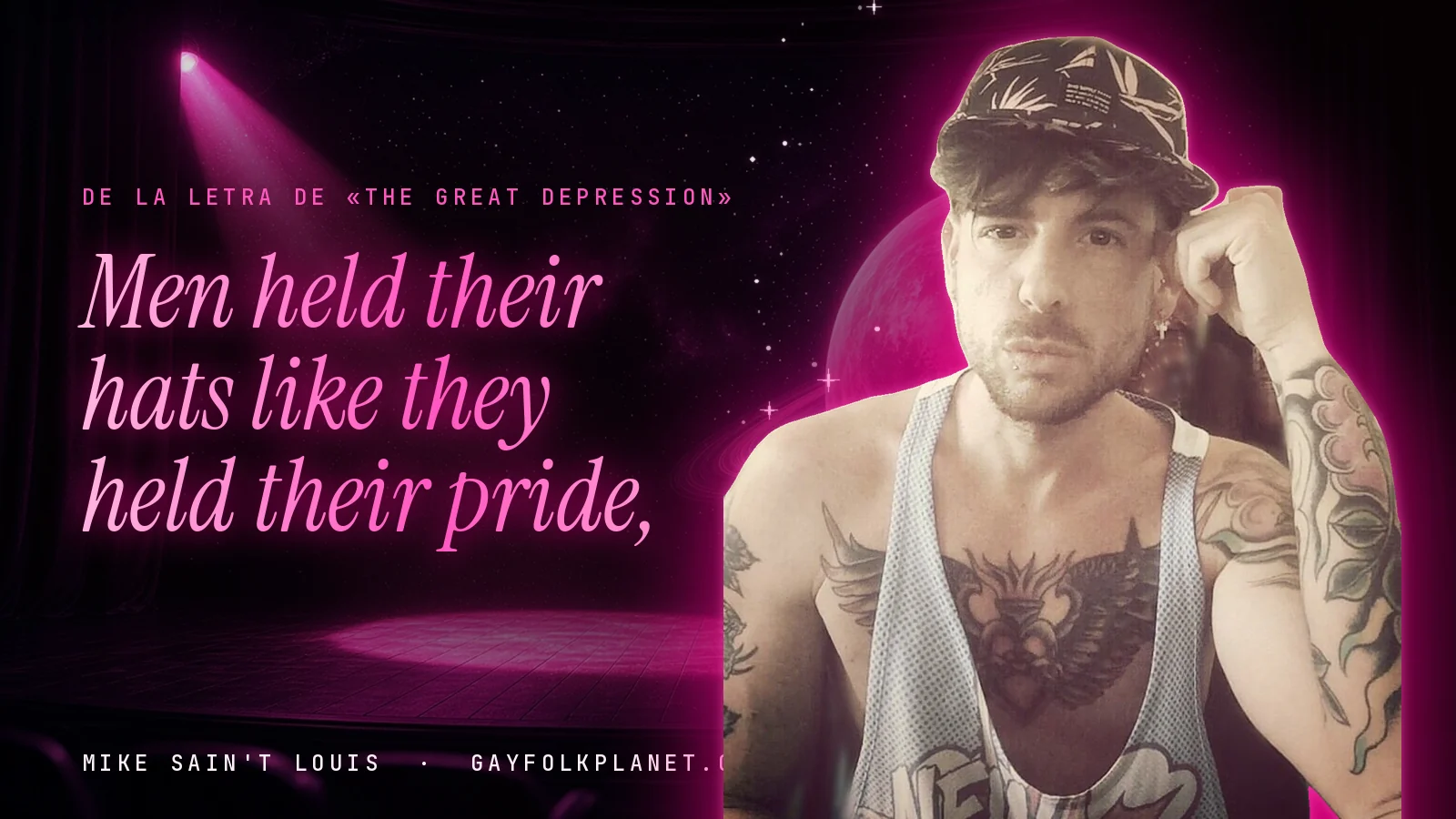 Mike Sain't Louis en un escenario con foco rosa y un planeta con anillos, con el verso «Men held their hats like they held their pride,» de «The Great Depression»