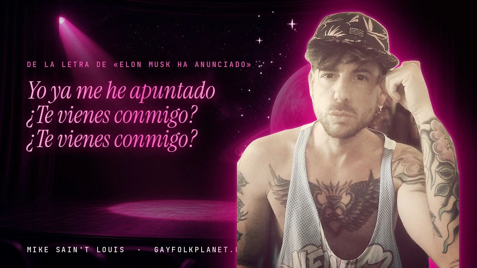 Mike Sain't Louis en un escenario con foco rosa y un planeta con anillos, con el verso «Yo ya me he apuntado ¿Te vienes conmigo? ¿Te vienes conmigo?» de «Elon Musk ha anunciado»