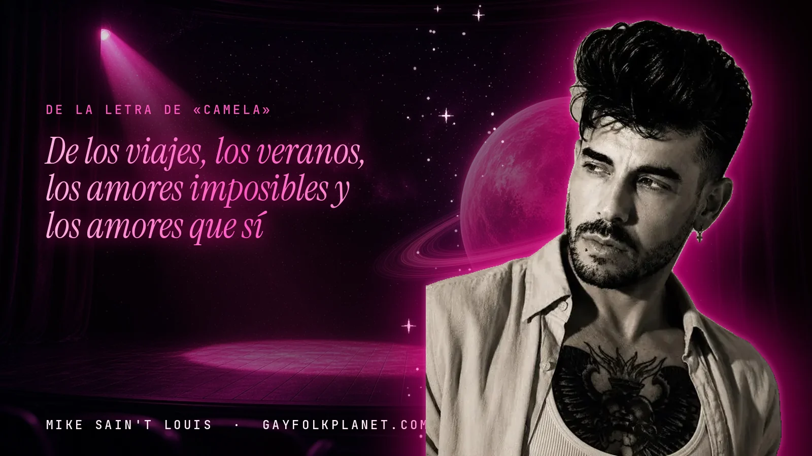 Mike Sain't Louis en un escenario con foco rosa y un planeta con anillos, con el verso «De los viajes, los veranos, los amores imposibles y los amores que sí» de «Camela»