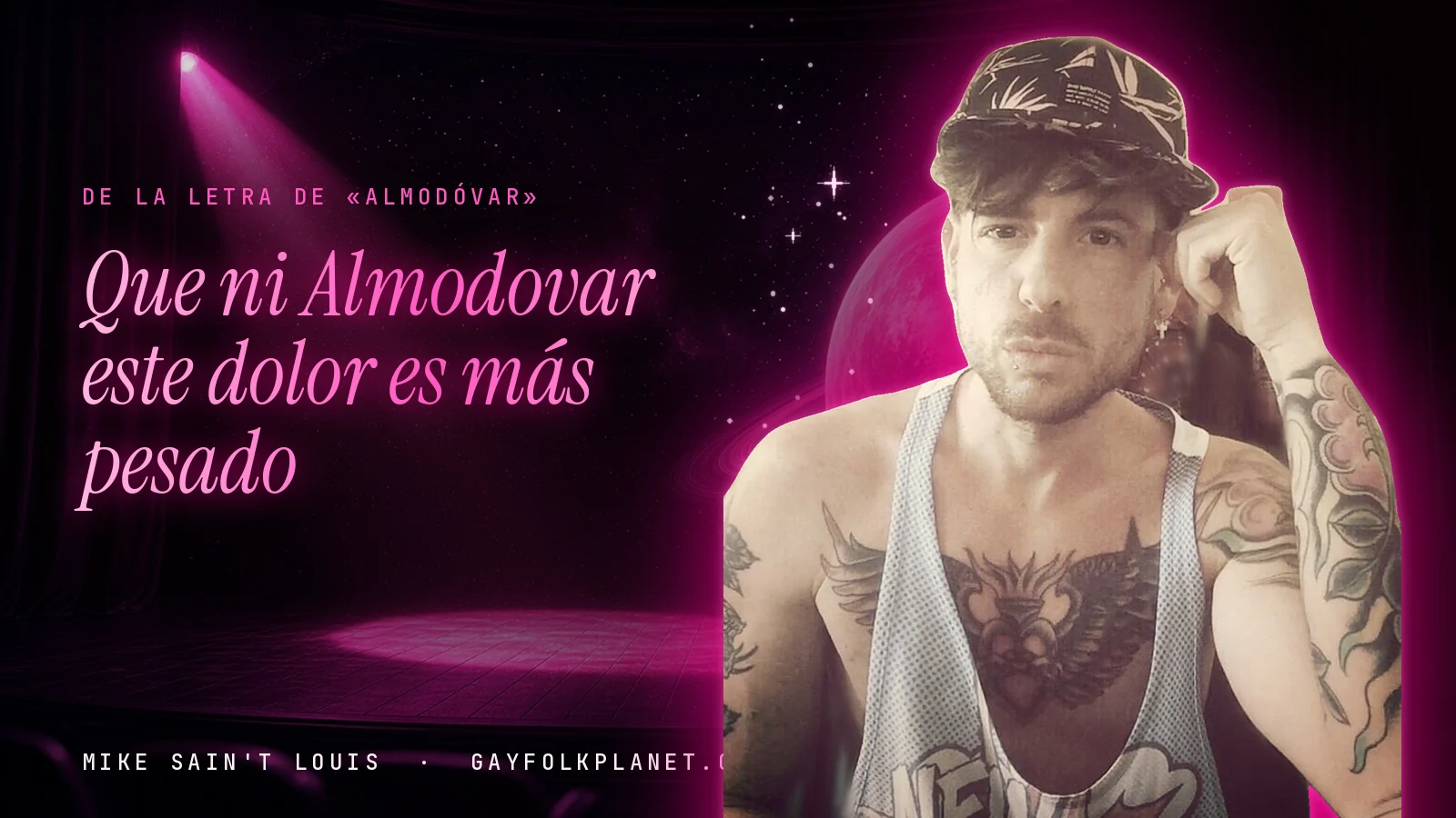 Mike Sain't Louis en un escenario con foco rosa y un planeta con anillos, con el verso «Que ni Almodovar este dolor es más pesado» de «Almodóvar»