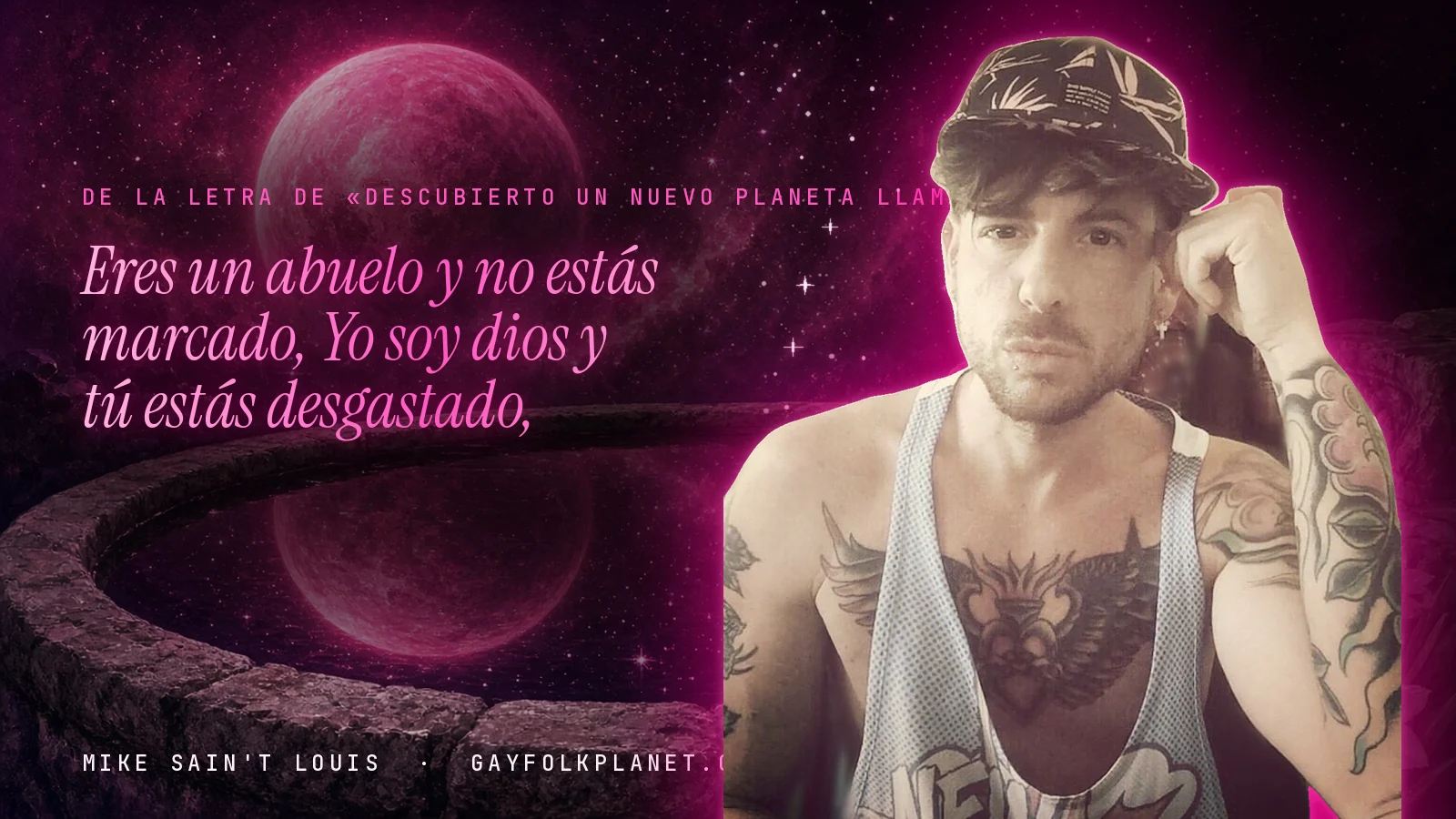 Mike Sain't Louis junto a una fuente que refleja un planeta magenta, con el verso «Eres un abuelo y no estás marcado, Yo soy dios y tú estás desgastado,» de «Descubierto un nuevo planeta llamado Gayfolk»