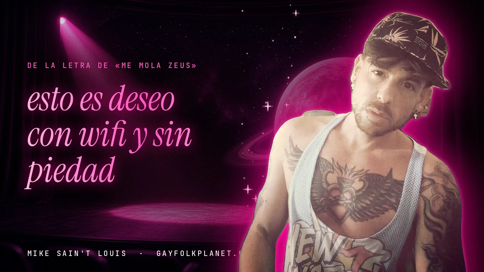 Mike Sain't Louis en un escenario con foco rosa y un planeta con anillos, con el verso «esto es deseo con wifi y sin piedad» de «Me mola Zeus»