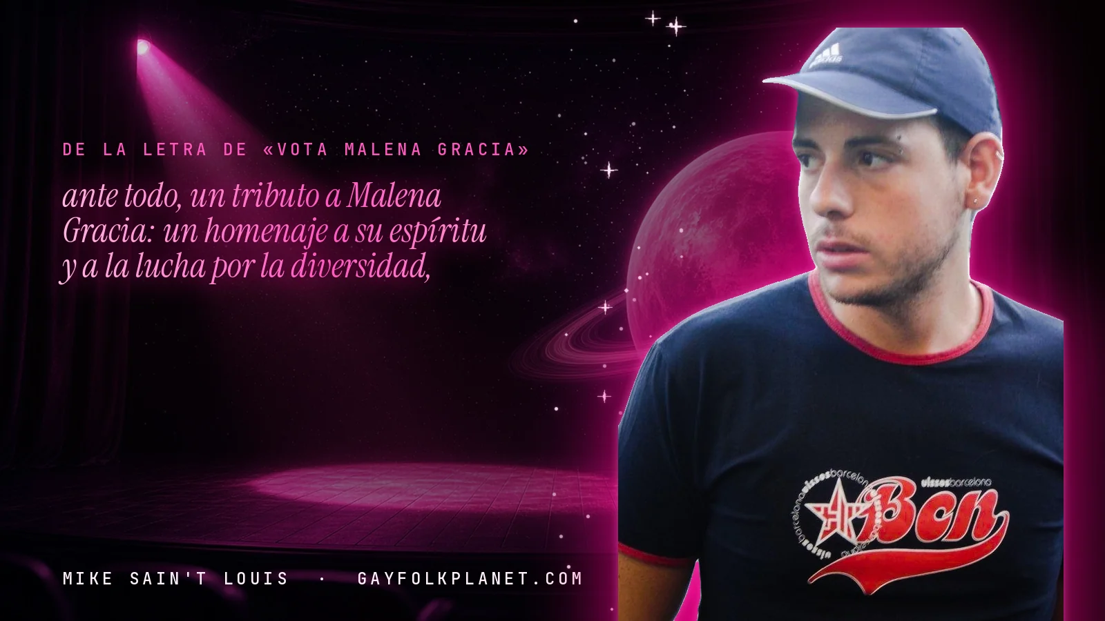 Mike Sain't Louis en un escenario con foco rosa y un planeta con anillos, con el verso «ante todo, un tributo a Malena Gracia: un homenaje a su espíritu y a la lucha por la diversidad,» de «Vota Malena Gracia»