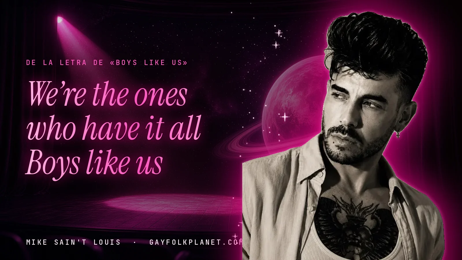 Mike Sain't Louis en un escenario con foco rosa y un planeta con anillos, con el verso «We’re the ones who have it all Boys like us» de «Boys Like Us»
