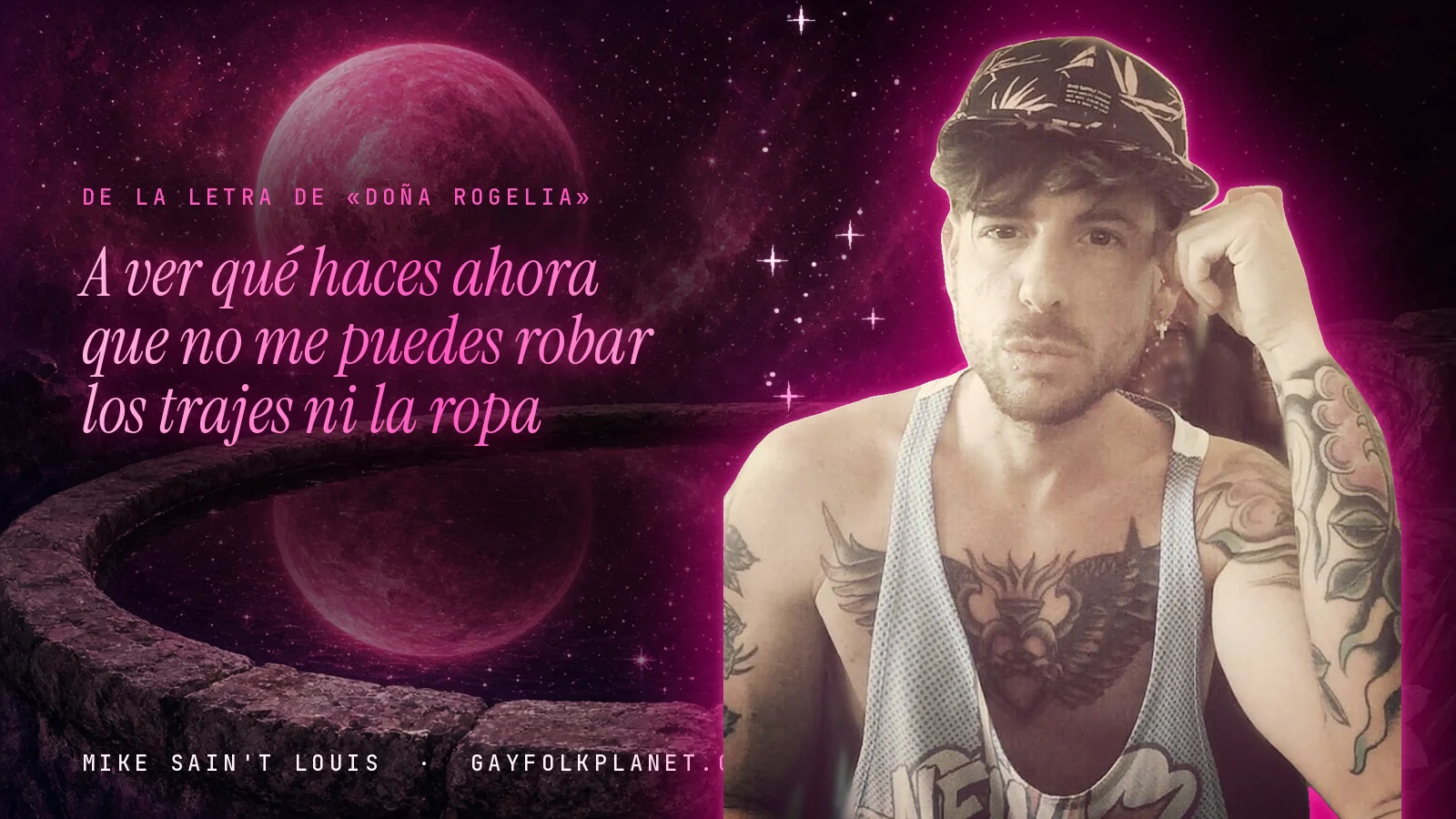 Mike Sain't Louis junto a una fuente que refleja un planeta magenta, con el verso «A ver qué haces ahora que no me puedes robar los trajes ni la ropa» de «Doña Rogelia»