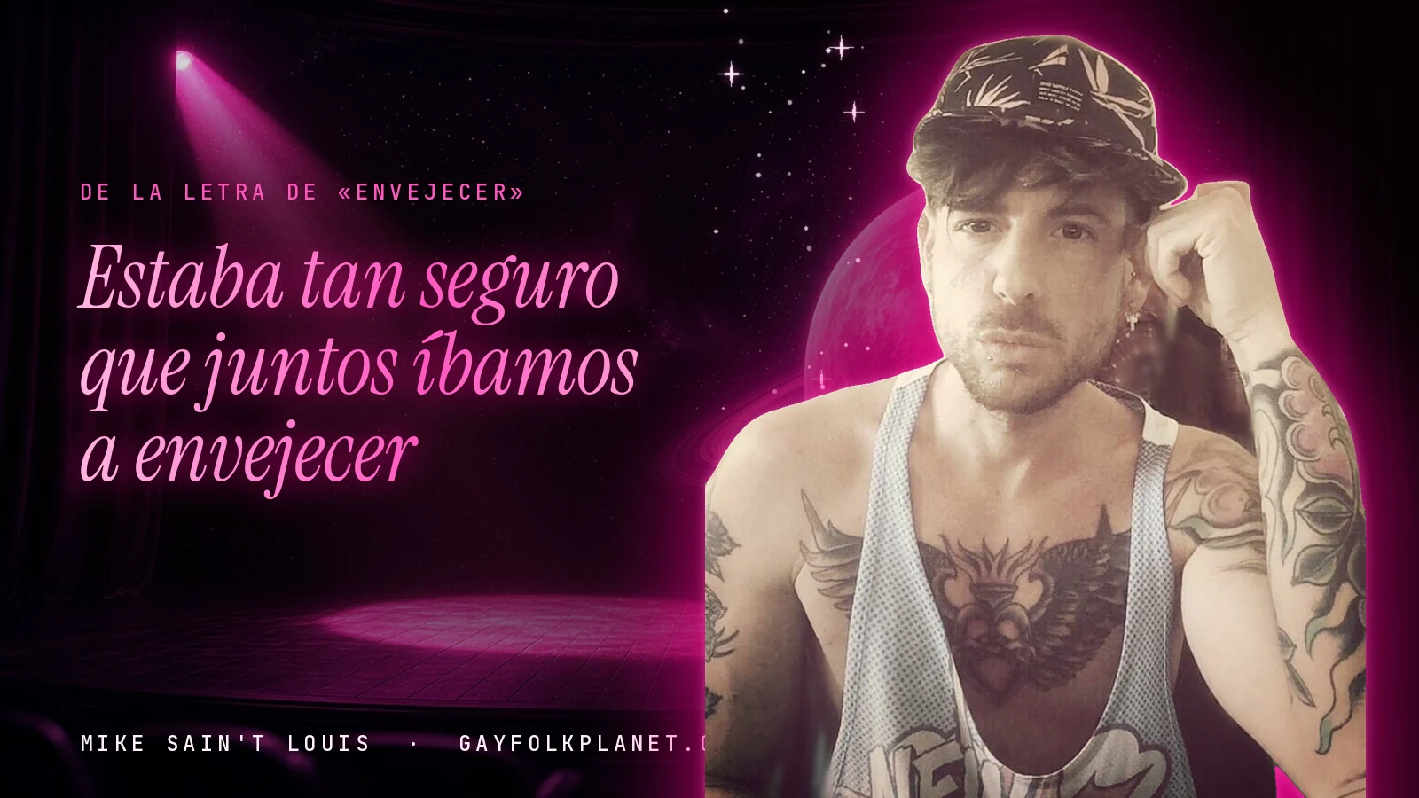 Mike Sain't Louis con gorra estampada y camiseta de tirantes, la mano junto a la sien, ante un escenario con un foco rosa, junto al verso «Estaba tan seguro que juntos íbamos a envejecer» de «Envejecer»