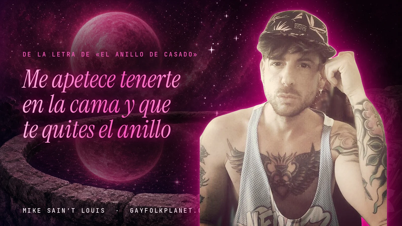 Mike Sain't Louis junto a una fuente que refleja un planeta magenta, con el verso «Me apetece tenerte en la cama y que te quites el anillo» de «El anillo de casado»