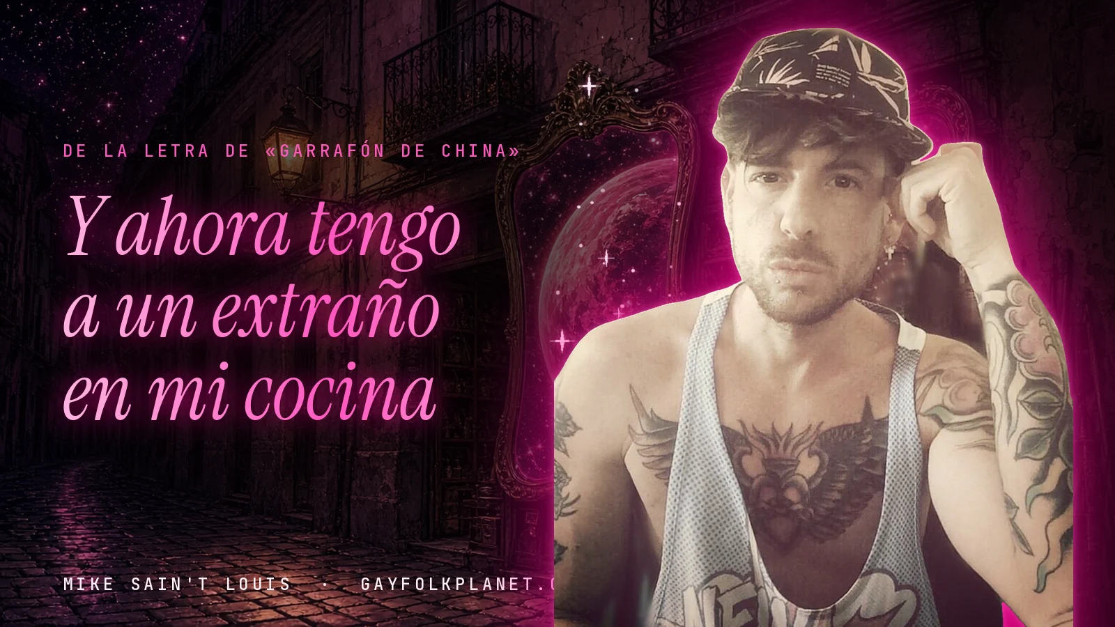 Mike Sain't Louis en un callejón nocturno con espejos de feria y un planeta magenta, con el verso «Y ahora tengo a un extraño en mi cocina» de «Garrafón de China»