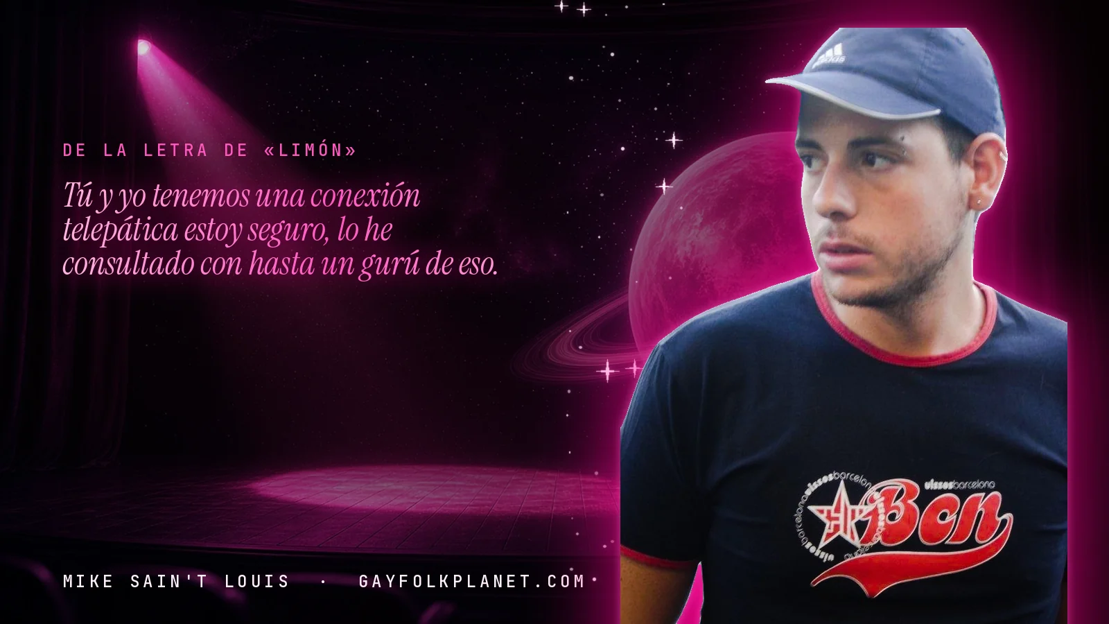 Mike Sain't Louis en un escenario con foco rosa y un planeta con anillos, con el verso «Tú y yo tenemos una conexión telepática estoy seguro, lo he consultado con hasta un gurú de eso.» de «Limón»