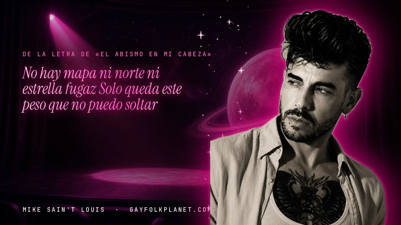 Mike Sain't Louis en un escenario con foco rosa y un planeta con anillos, con el verso «No hay mapa ni norte ni estrella fugaz Solo queda este peso que no puedo soltar» de «El Abismo en Mi Cabeza»