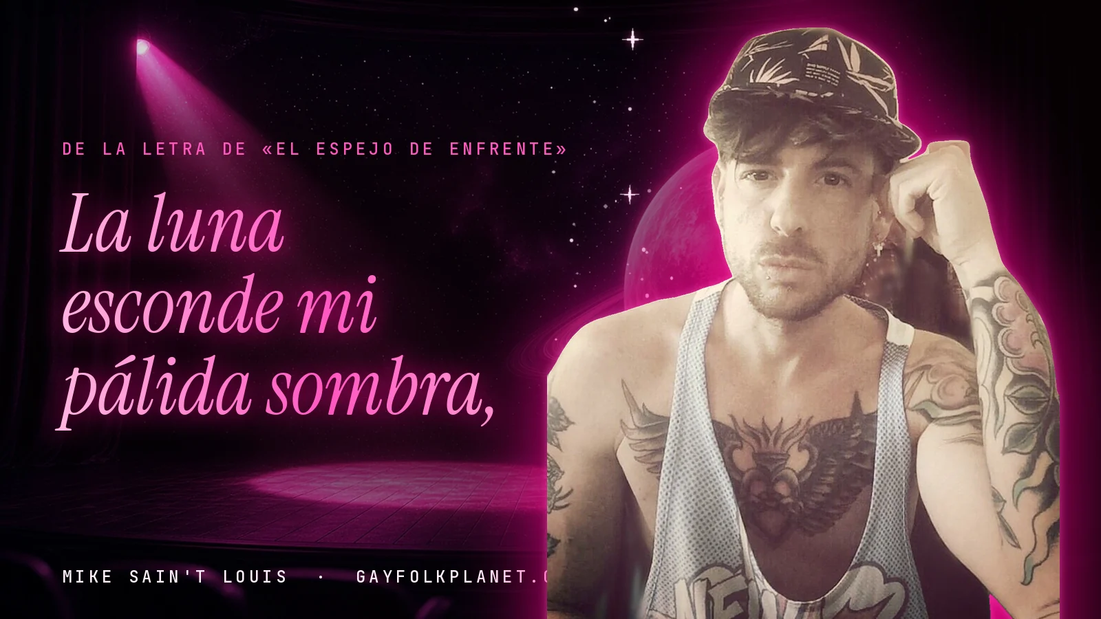 Mike Sain't Louis con gorra y camiseta de tirantes bajo un foco rosa, junto al verso «La luna esconde mi pálida sombra,» de «El espejo de enfrente»
