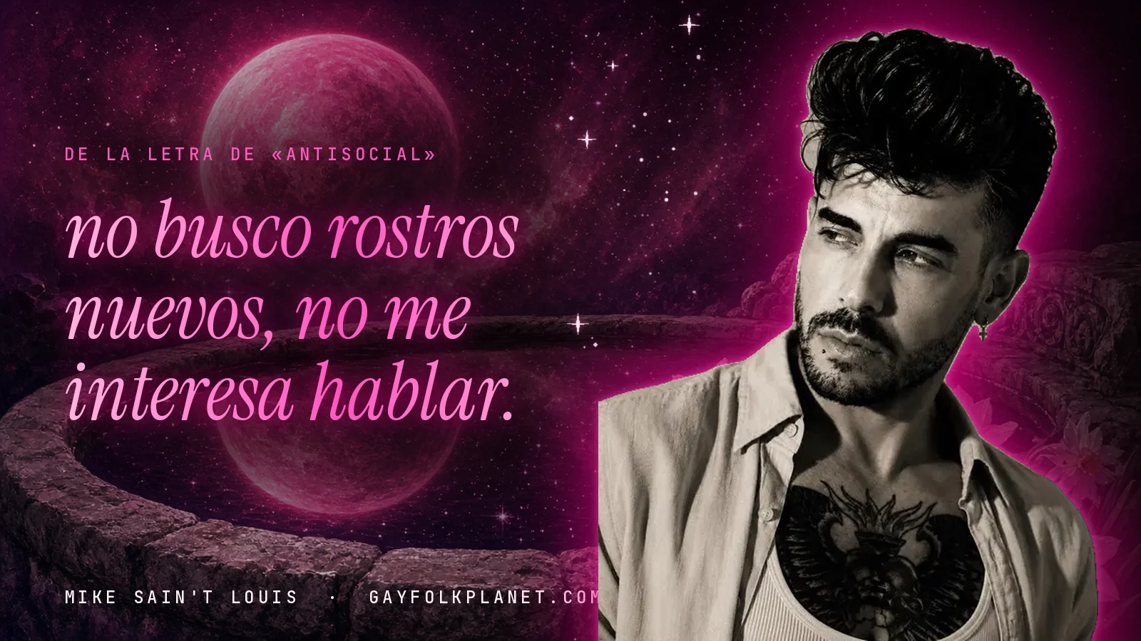Mike Sain't Louis junto a una fuente que refleja un planeta magenta, con el verso «no busco rostros nuevos, no me interesa hablar.» de «Antisocial»