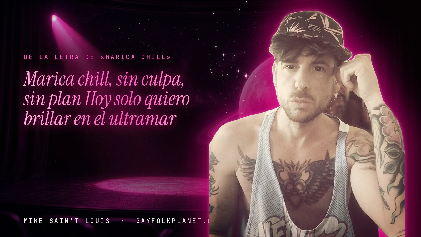 Mike Sain't Louis en un escenario con foco rosa y un planeta con anillos, con el verso «Marica chill, sin culpa, sin plan Hoy solo quiero brillar en el ultramar» de «Marica chill»