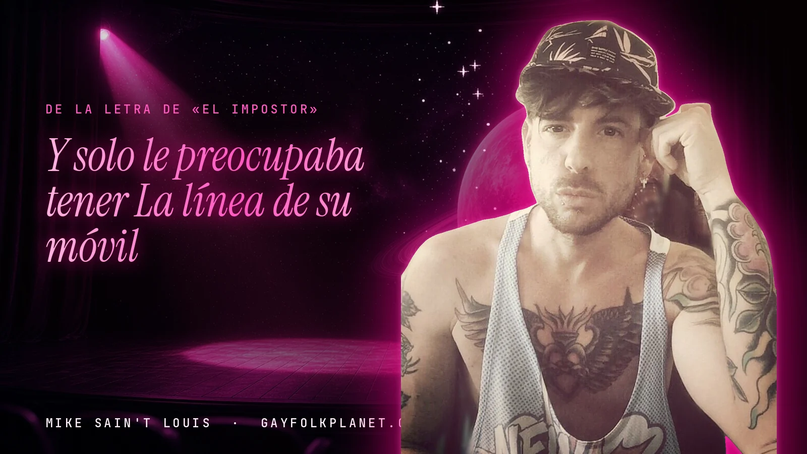 Mike Sain't Louis en un escenario con foco rosa y un planeta con anillos, con el verso «Y solo le preocupaba tener La línea de su móvil» de «El impostor»