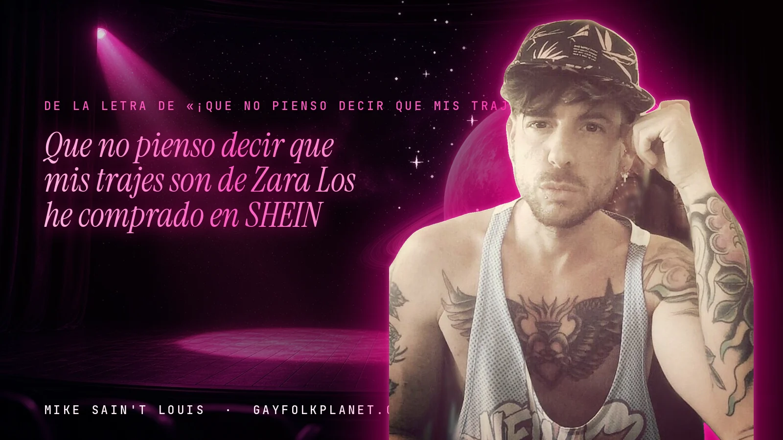 Mike Sain't Louis en un escenario con foco rosa y un planeta con anillos, con el verso «Que no pienso decir que mis trajes son de Zara Los he comprado en SHEIN» de «¡Que no pienso decir que mis trajes son de Zara!»