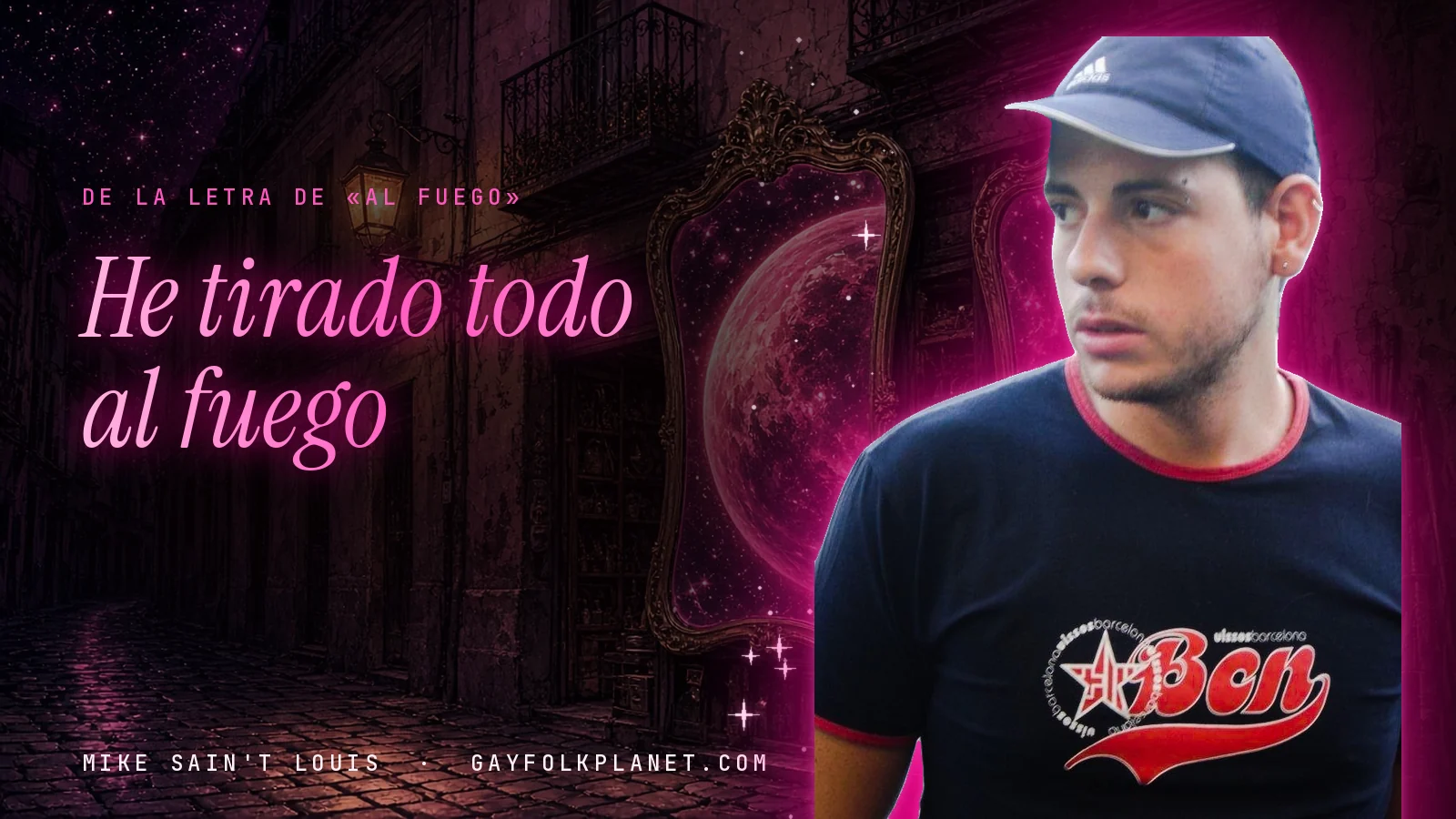 Foto real de Mike Sain't Louis en un callejón nocturno con espejos de feria y un planeta magenta, con el verso «He tirado todo al fuego» de «Al fuego»