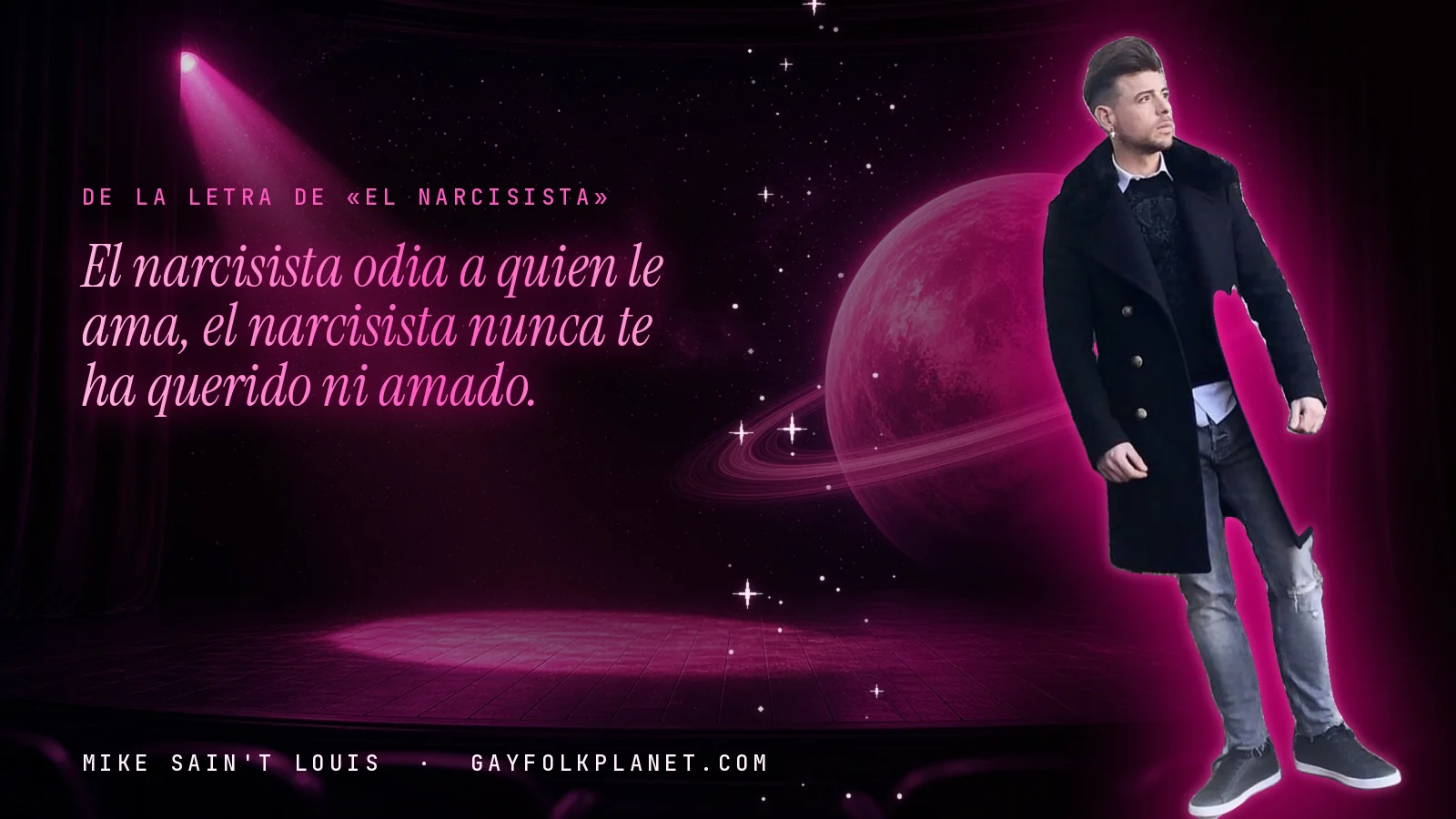 Mike Sain't Louis en un escenario con foco rosa y un planeta con anillos, con el verso «El narcisista odia a quien le ama, el narcisista nunca te ha querido ni amado.» de «El narcisista»