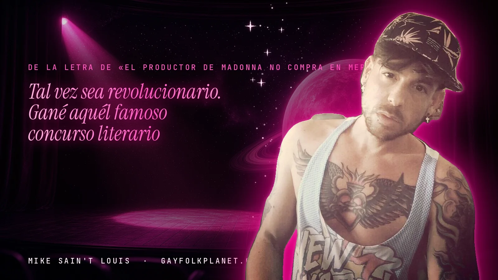 Mike Sain't Louis en un escenario con foco rosa y un planeta con anillos, con el verso «Tal vez sea revolucionario. Gané aquél famoso concurso literario» de «El productor de Madonna no compra en Mercadona»