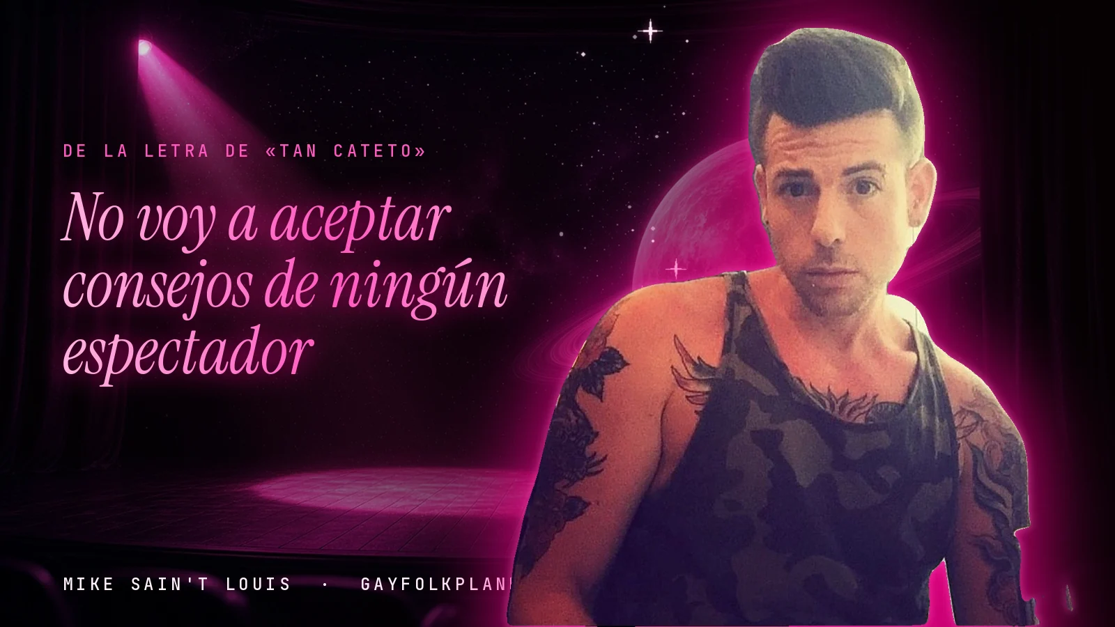 Mike Sain't Louis en un escenario con foco rosa y un planeta con anillos, con el verso «No voy a aceptar consejos de ningún espectador» de «Tan cateto»