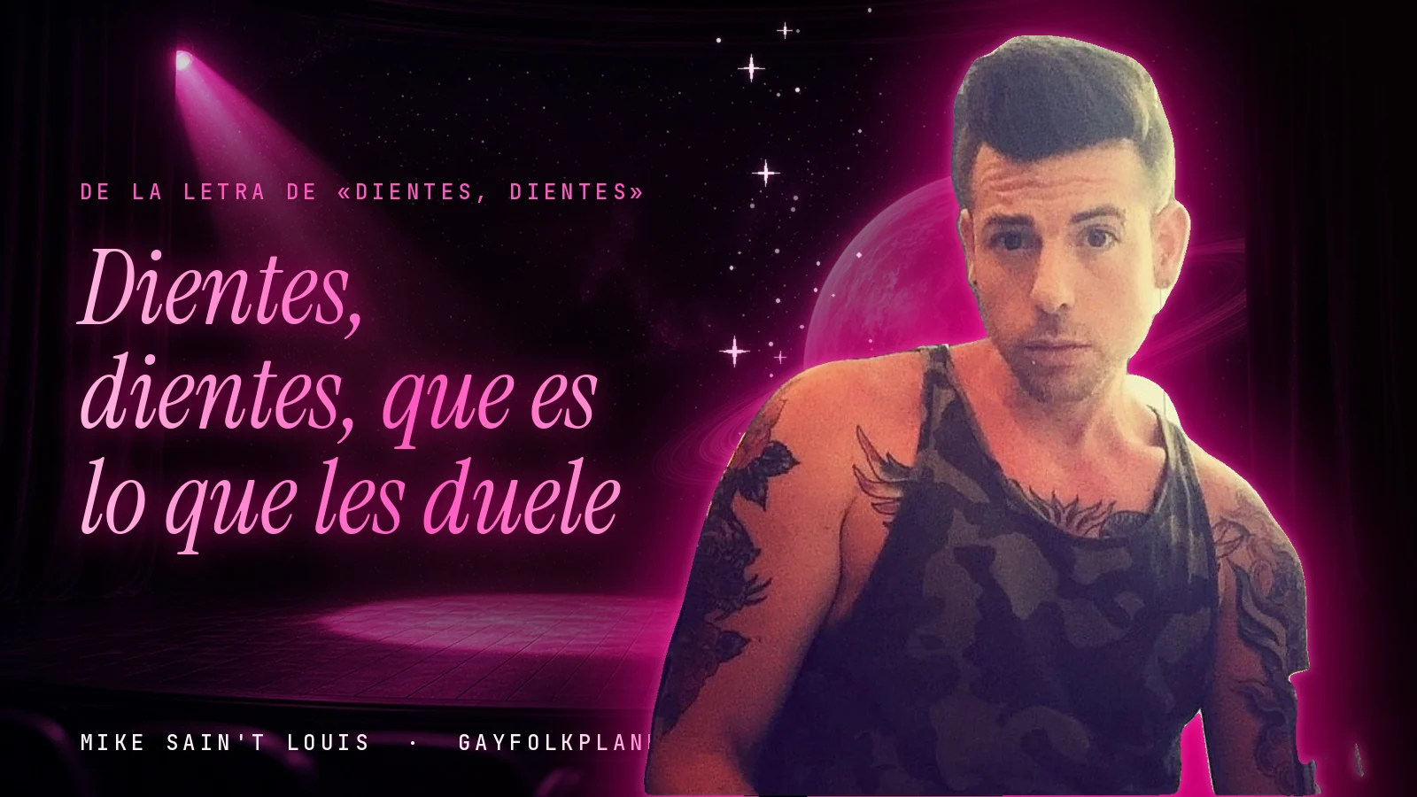 Mike Sain't Louis en un escenario con foco rosa y un planeta con anillos, con el verso «Dientes, dientes, que es lo que les duele» de «Dientes, dientes»