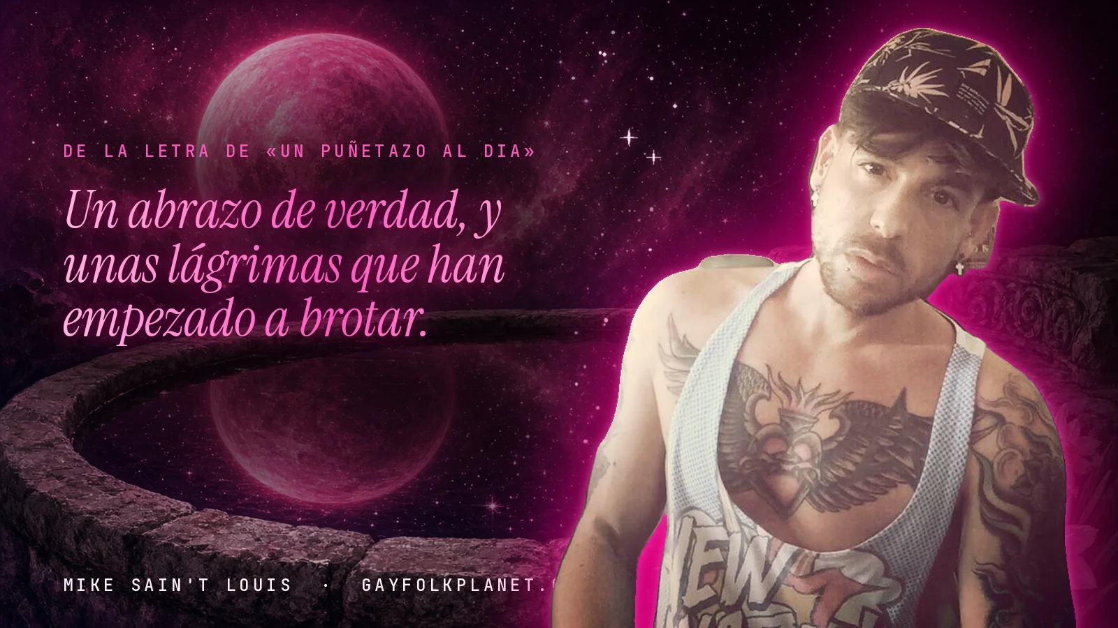 Mike Sain't Louis junto a una fuente que refleja un planeta magenta, con el verso «Un abrazo de verdad, y unas lágrimas que han empezado a brotar.» de «Un puñetazo al dia»