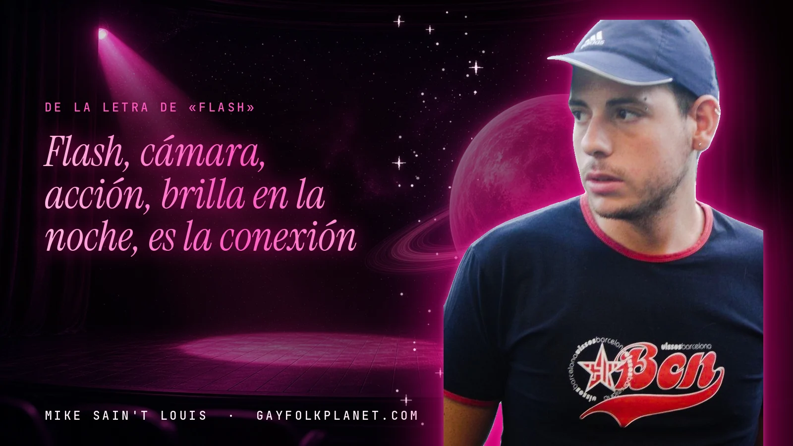 Mike Sain't Louis en un escenario con foco rosa y un planeta con anillos, con el verso «Flash, cámara, acción, brilla en la noche, es la conexión» de «Flash»