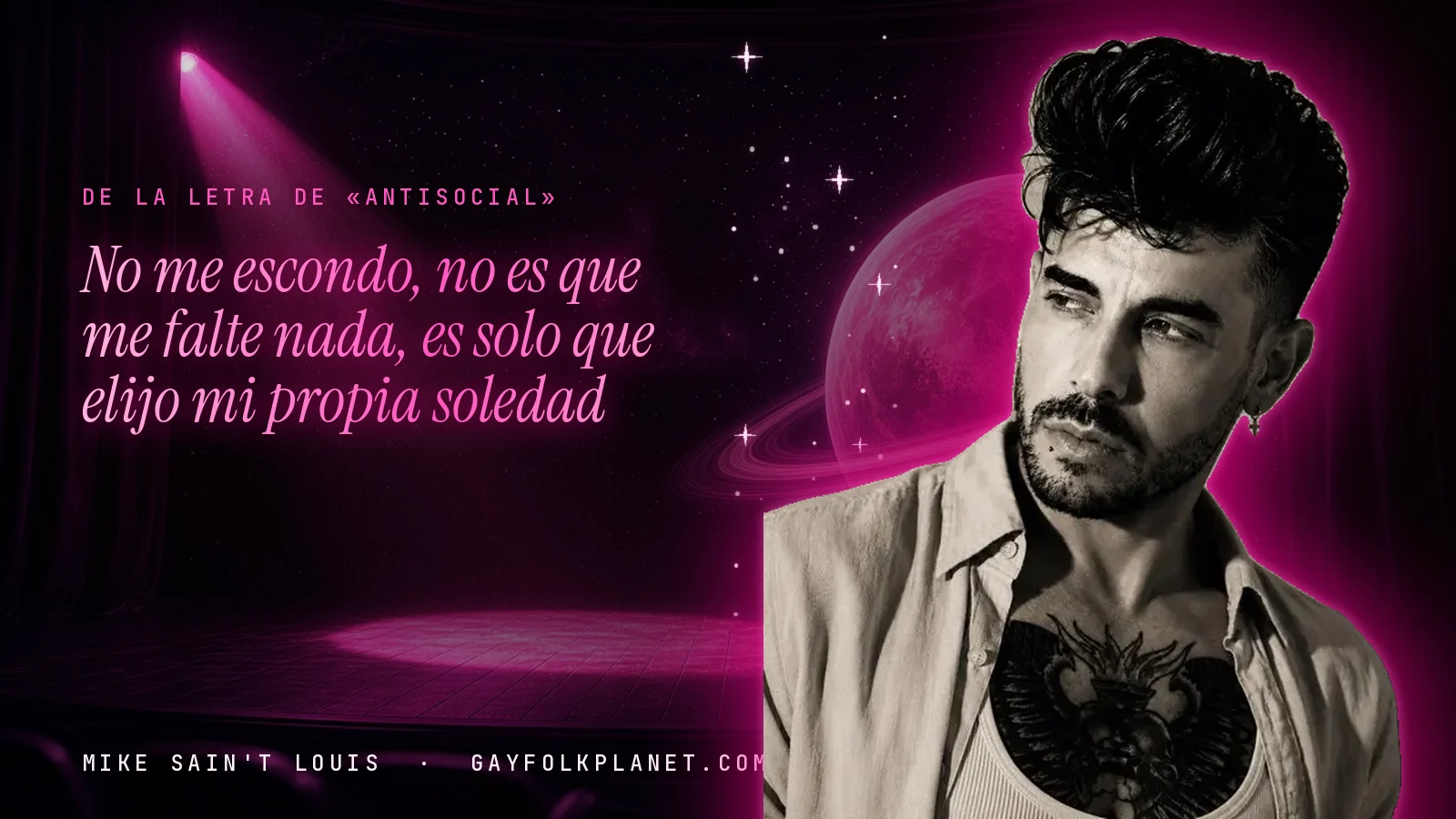 Mike Sain't Louis en un escenario con foco rosa y un planeta con anillos, con el verso «No me escondo, no es que me falte nada, es solo que elijo mi propia soledad» de «Antisocial»