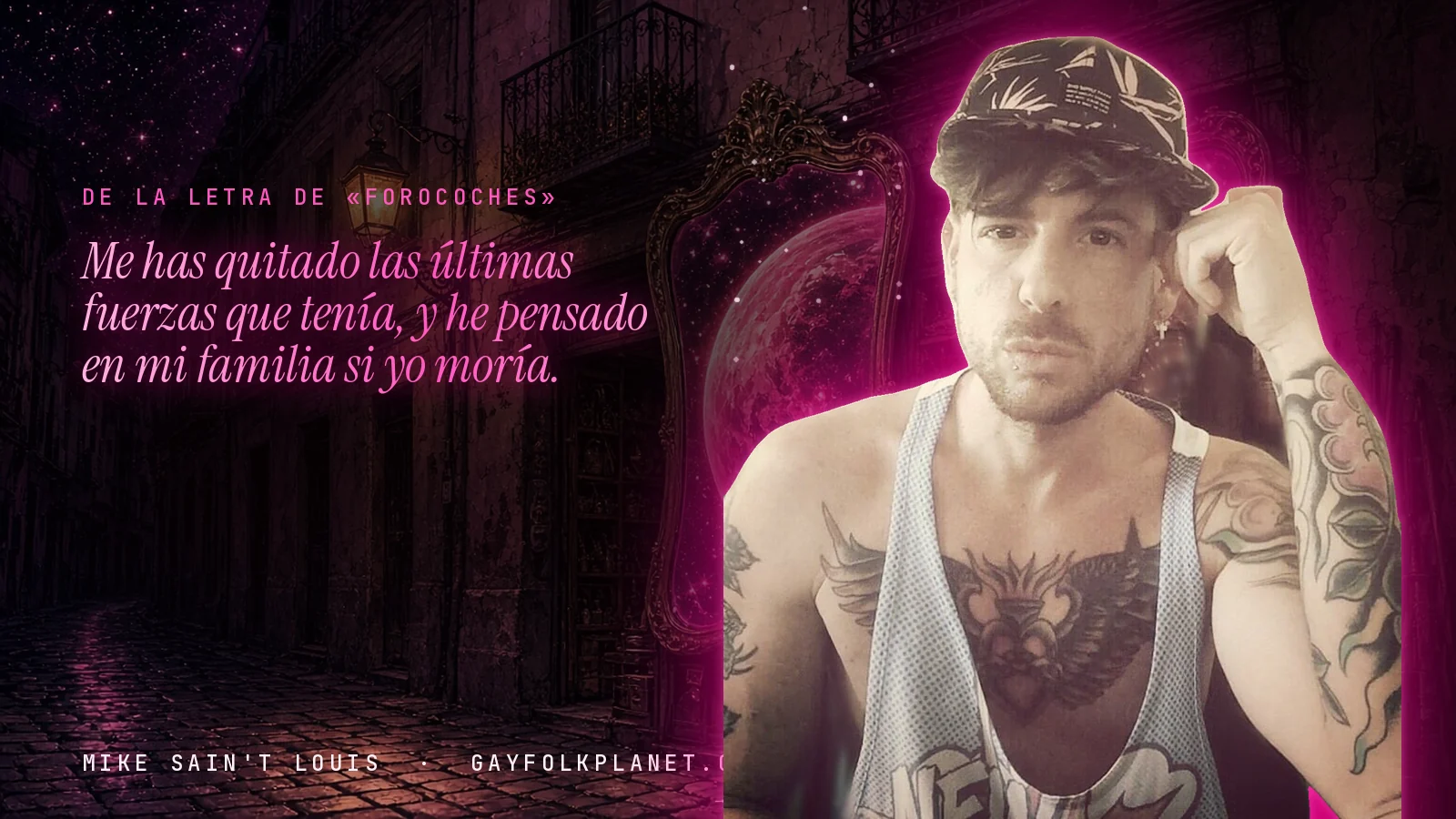 Mike Sain't Louis en un callejón nocturno con espejos de feria y un planeta magenta, con el verso «Me has quitado las últimas fuerzas que tenía, y he pensado en mi familia si yo moría.» de «Forocoches»