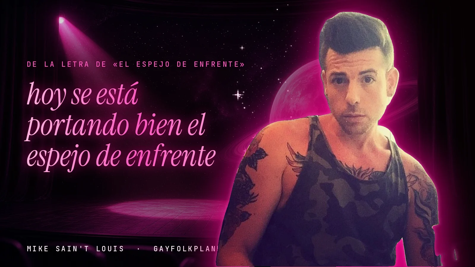 Mike Sain't Louis en un escenario con foco rosa y un planeta con anillos, con el verso «hoy se está portando bien el espejo de enfrente» de «El espejo de enfrente»
