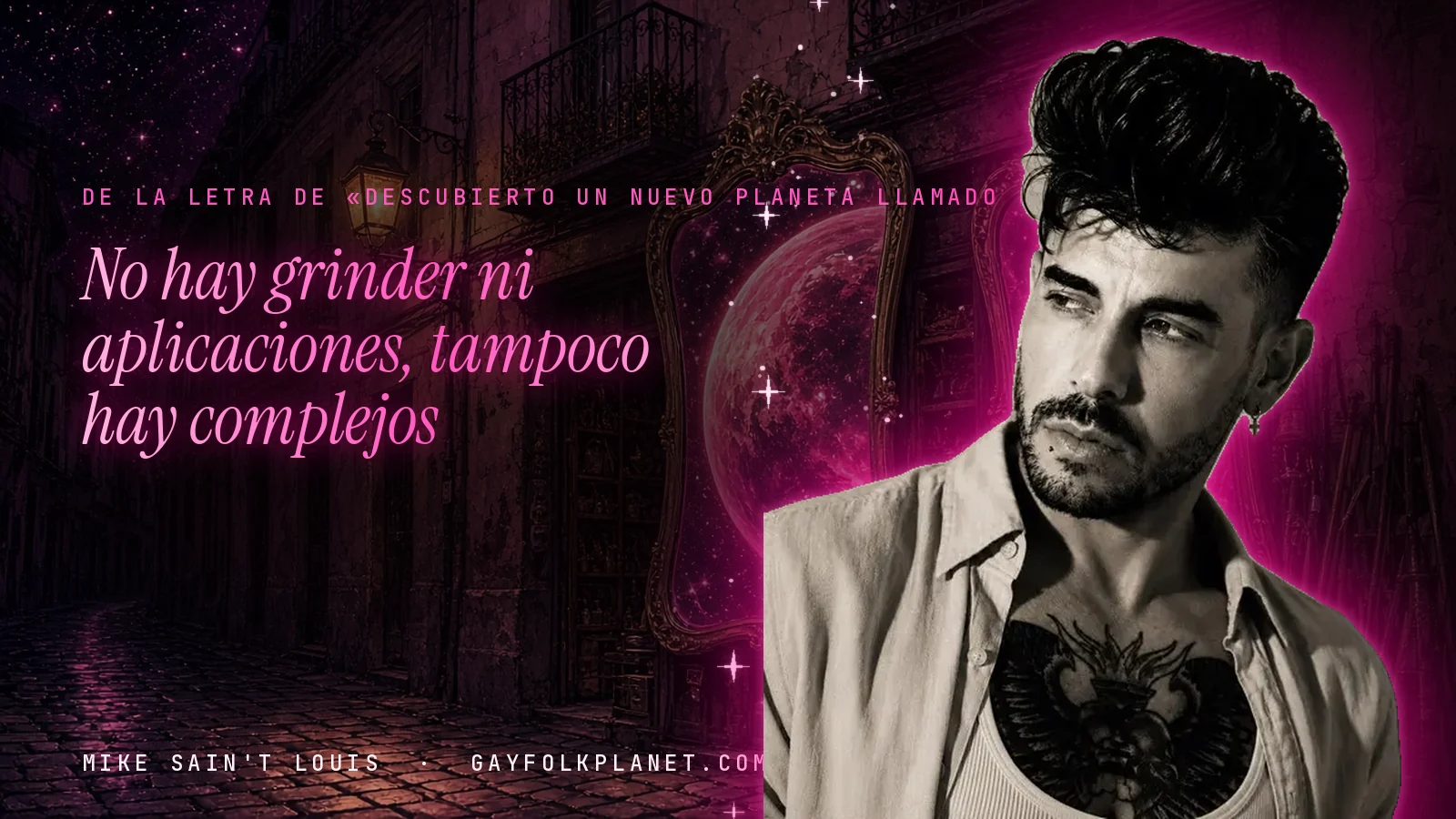 Mike Sain't Louis en un callejón nocturno con espejos de feria y un planeta magenta, con el verso «No hay grinder ni aplicaciones, tampoco hay complejos» de «Descubierto un nuevo planeta llamado Gayfolk»