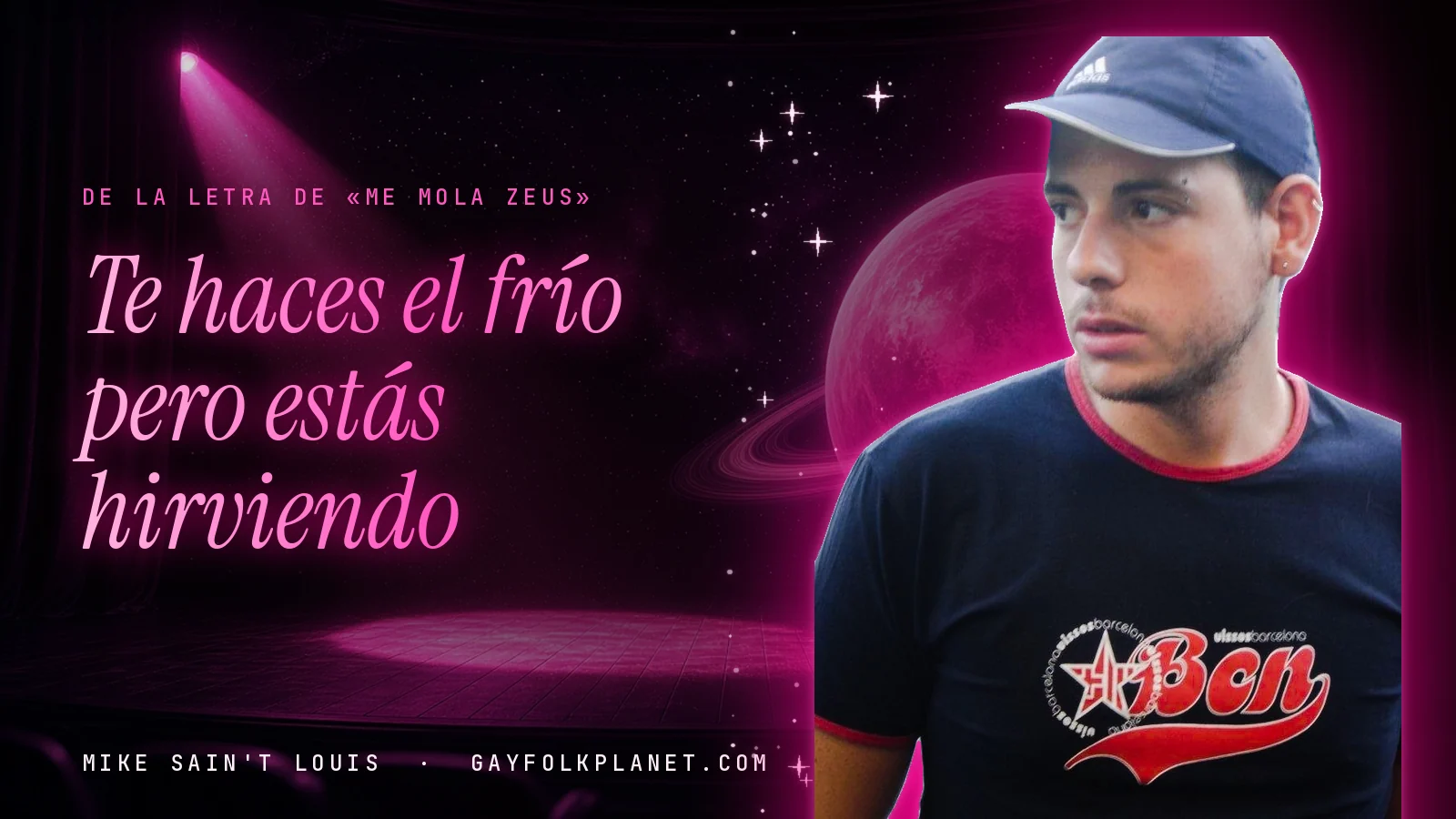 Mike Sain't Louis en un escenario con foco rosa y un planeta con anillos, con el verso «Te haces el frío pero estás hirviendo» de «Me mola Zeus»