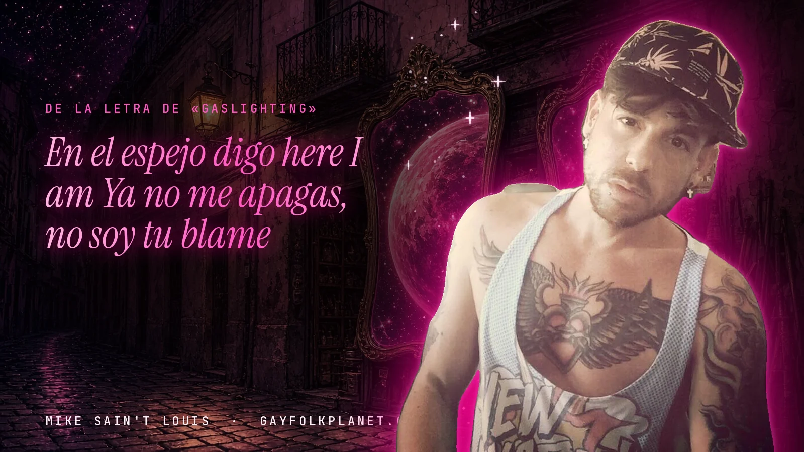Mike Sain't Louis en un callejón nocturno con espejos de feria y un planeta magenta, con el verso «En el espejo digo here I am Ya no me apagas, no soy tu blame» de «Gaslighting»