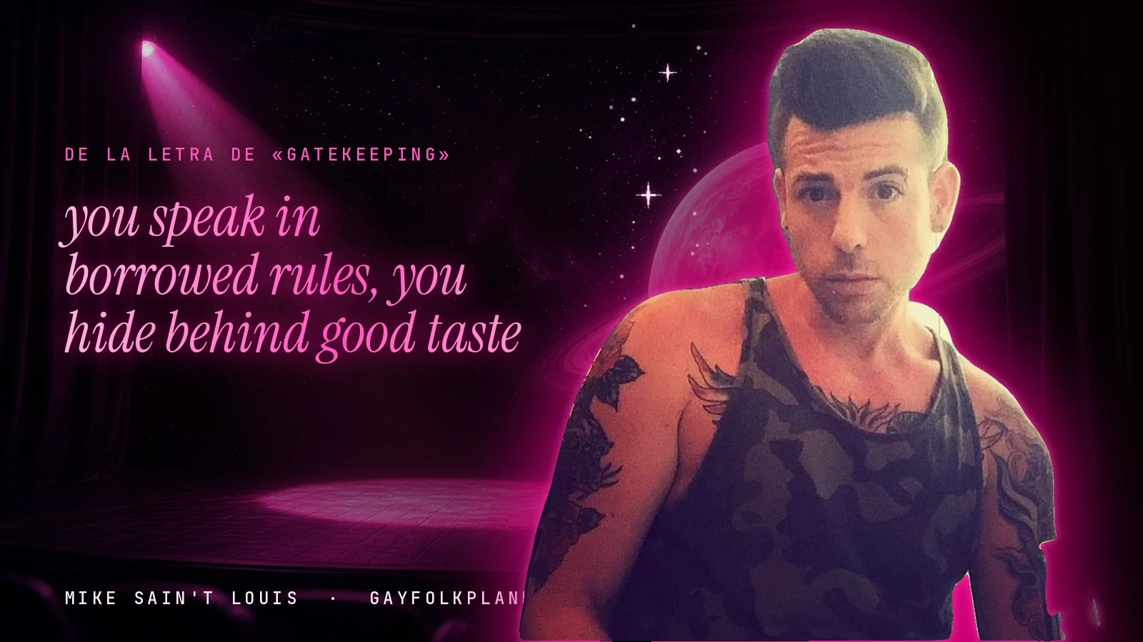 Mike Sain't Louis en un escenario con foco rosa y un planeta con anillos, con el verso «you speak in borrowed rules, you hide behind good taste» de «Gatekeeping»