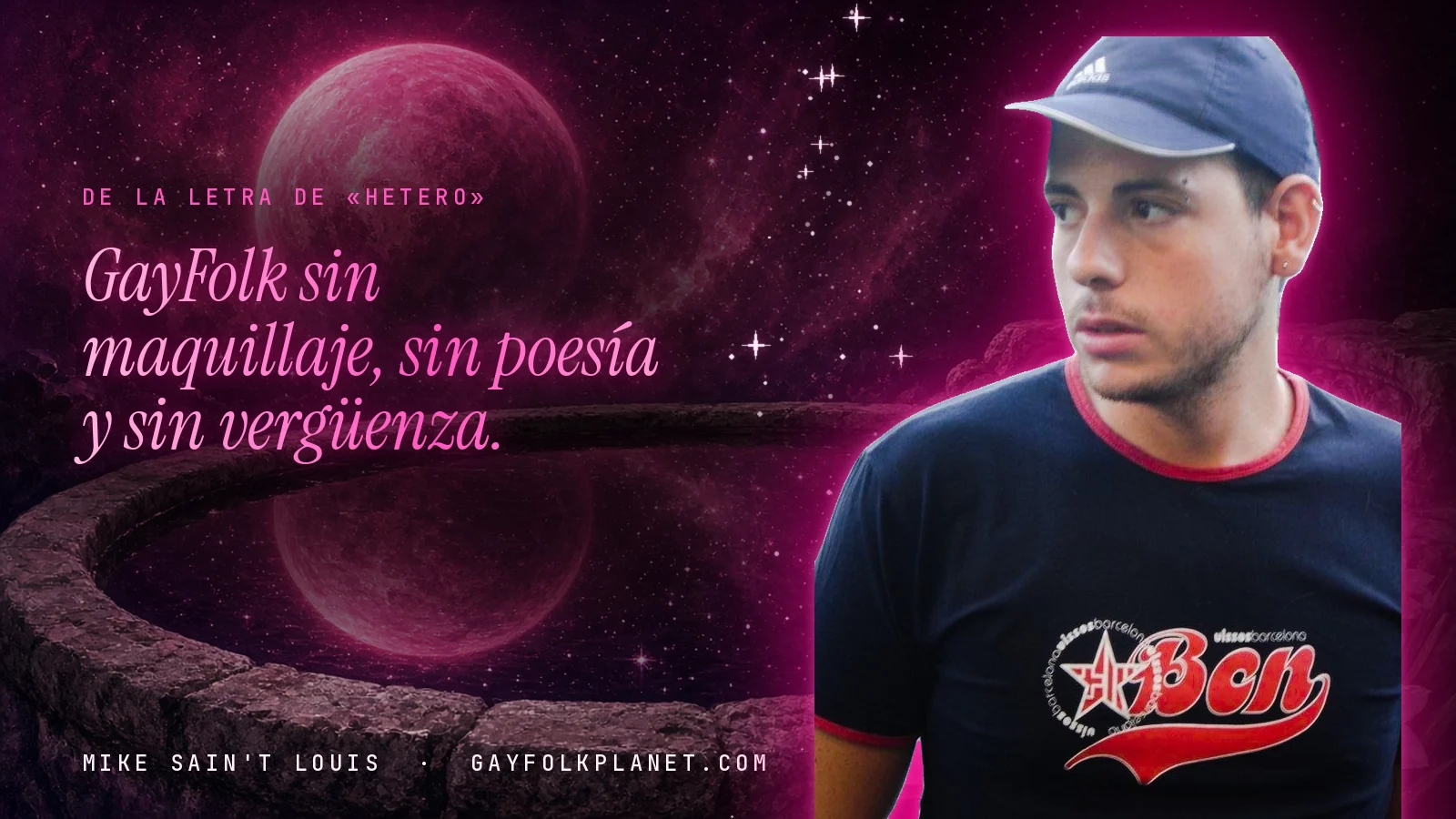 Mike Sain't Louis junto a una fuente que refleja un planeta magenta, con el verso «GayFolk sin maquillaje, sin poesía y sin vergüenza.» de «Hetero»
