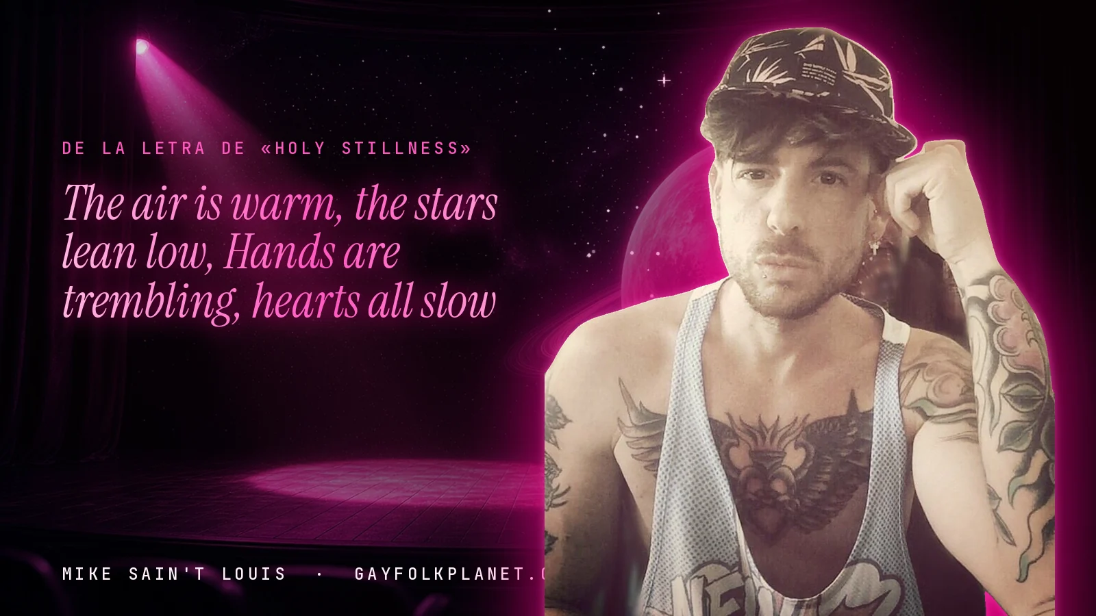 Mike Sain't Louis en un escenario con foco rosa y un planeta con anillos, con el verso «The air is warm, the stars lean low, Hands are trembling, hearts all slow» de «Holy Stillness»