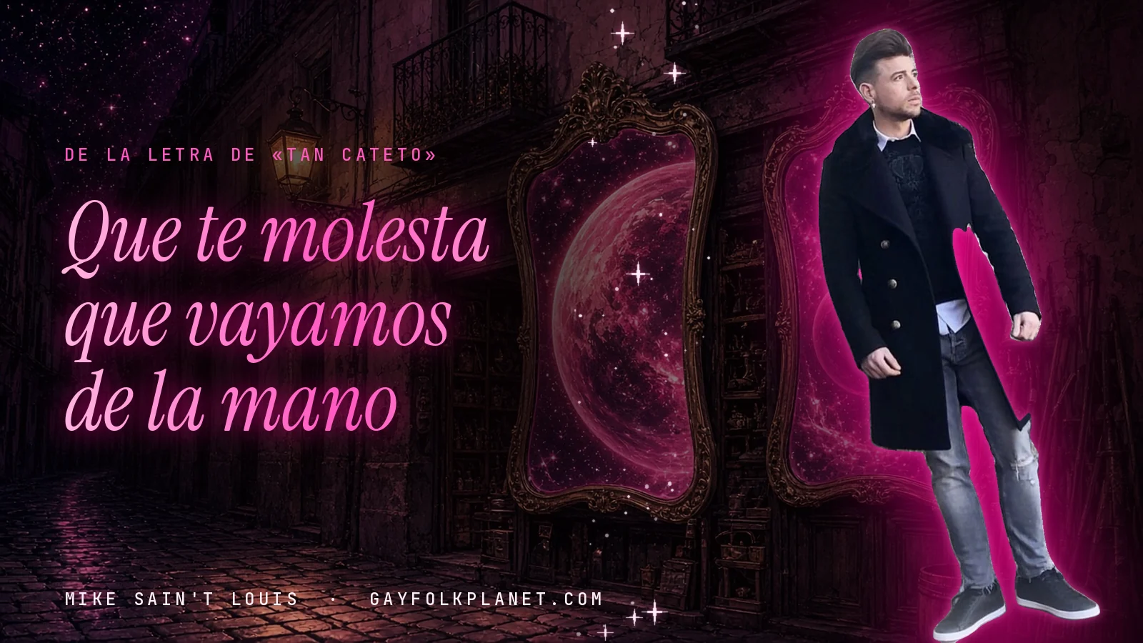 Mike Sain't Louis de cuerpo entero con abrigo negro largo y vaqueros, en un callejón nocturno con espejos dorados que reflejan un planeta rosa, junto al verso «Que te molesta que vayamos de la mano» de «Tan cateto»